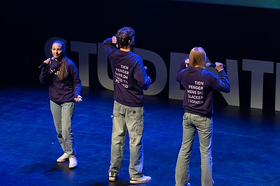 De unge entreprenørene blir bl annet trent i pitch
