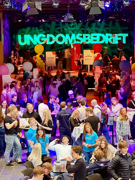 Ungt Entreprenørskap legger tilrette for at barn, unge og studenter møtes på tvers av skoler for vennskapelige kappestrider med deres Elev-, Ungdoms- eller Studentbedrift i Fylkes- og Norgesmesterskap. Norgesmesterne går videre til EM.