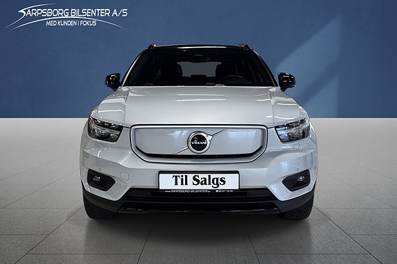 Volvo XC40 2 of 5