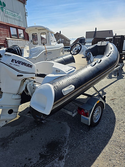 Aquaquick 390 med Evinrude 50hk E tec selges som repobjekt