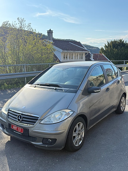 Mercedes-Benz A160 2 of 5