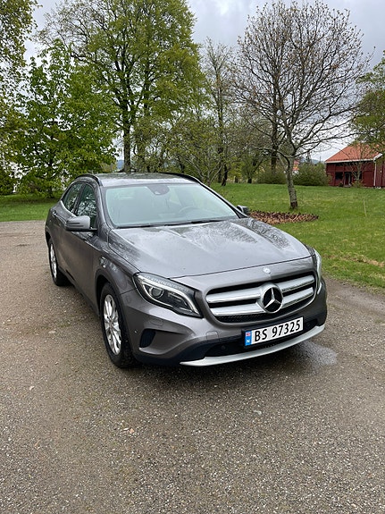 Mercedes-Benz GLA200 2 of 11