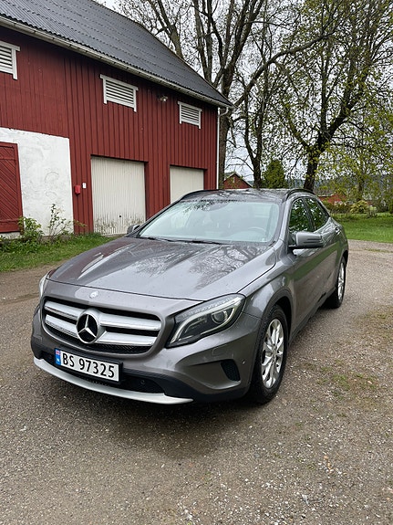 Mercedes-Benz GLA200 3 of 11