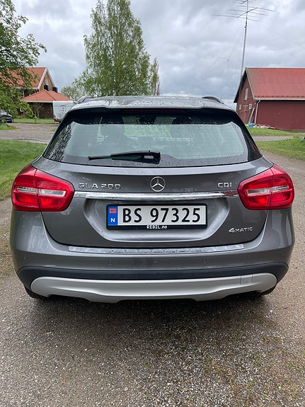 Mercedes-Benz GLA200 6 of 11