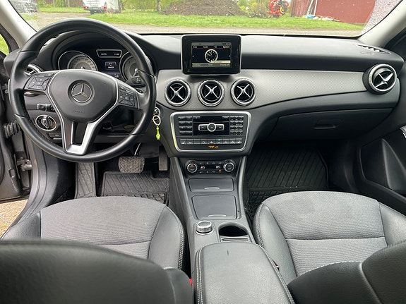 Mercedes-Benz GLA200 8 of 11