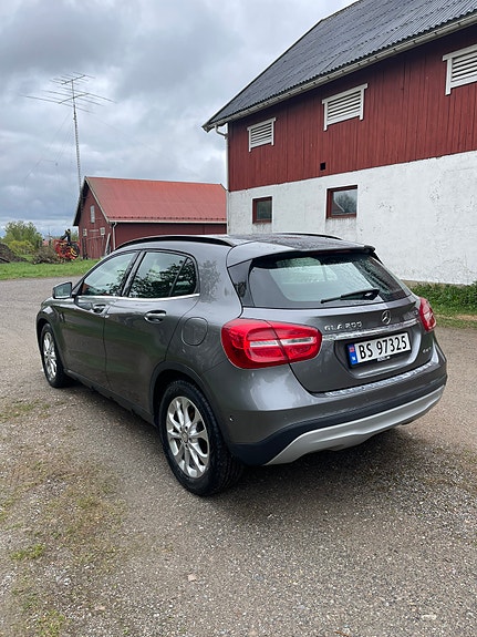 Mercedes-Benz GLA200 5 of 11