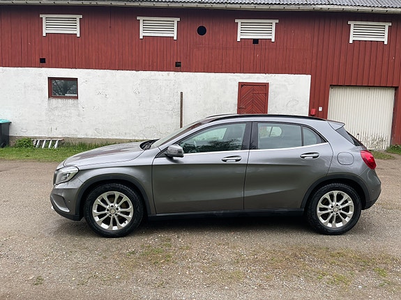 Mercedes-Benz GLA200 4 of 11