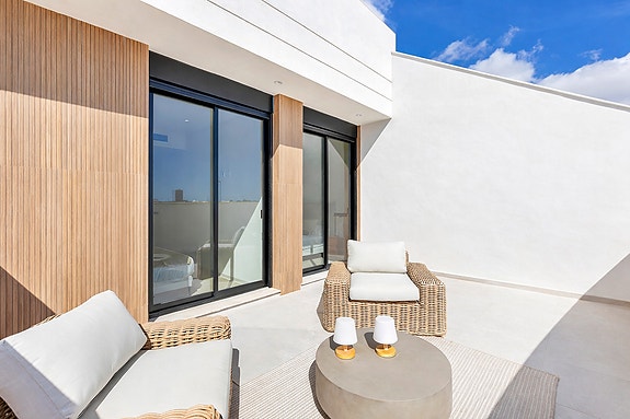 Ny moderne villa med 3 soverom | Privat basseng og flotte uteområder