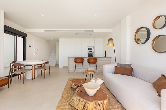 Ny moderne villa med 3 soverom | Privat basseng og flotte uteområder