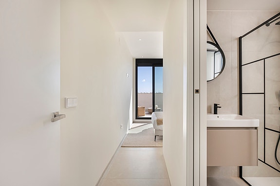 Ny moderne villa med 3 soverom | Privat basseng og flotte uteområder