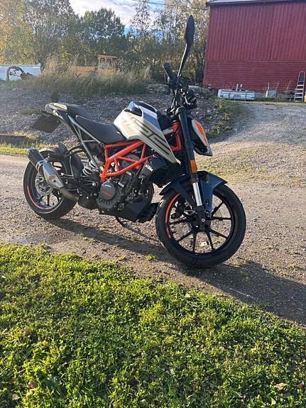 KTM 125 Duke 2 of 6
