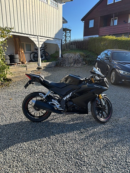 Yamaha YZF-R 125 2 of 5