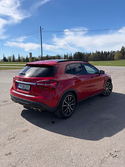 Mercedes-Benz GLA180 8 of 22