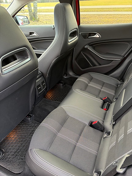 Mercedes-Benz GLA180 17 of 22