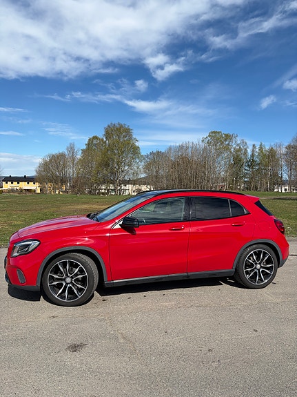Mercedes-Benz GLA180 2 of 22