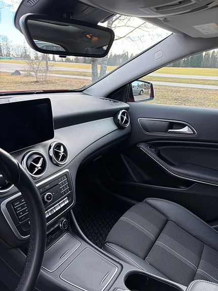 Mercedes-Benz GLA180 19 of 22