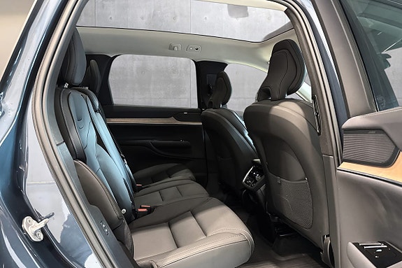 Volvo EX90 15 of 19