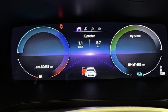 Digitalt cockpit-panel med tydelige kjøredata og effektiv visning.