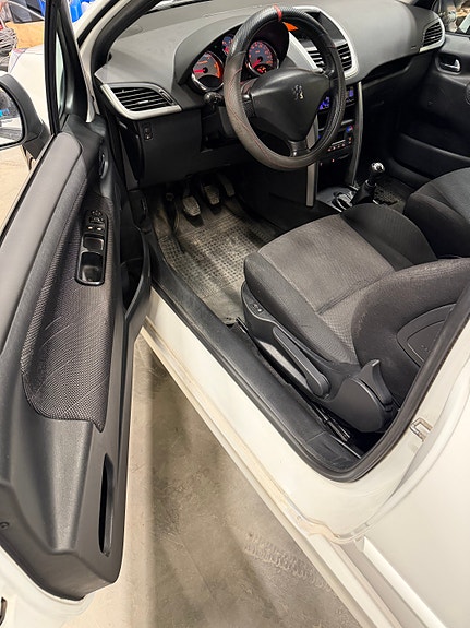 Peugeot 207 8 of 15