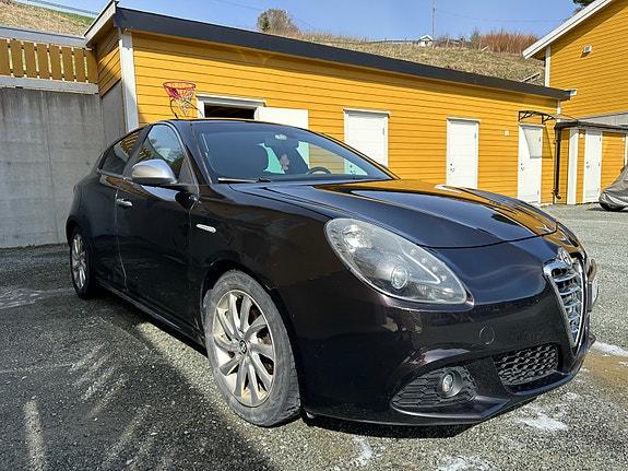 Alfa Romeo Giulietta 2 of 5