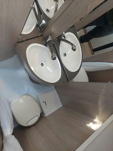 Bürstner Premio Life 430 TS 19 of 26