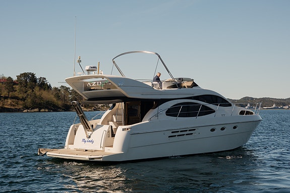 Azimut 46 - 3 kabiner, 2 bad, generator, autopilot, 16" kartplotter, passarelle 3 of 5