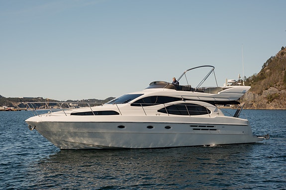 Azimut 46 - 3 kabiner, 2 bad, generator, autopilot, 16" kartplotter, passarelle 2 of 5