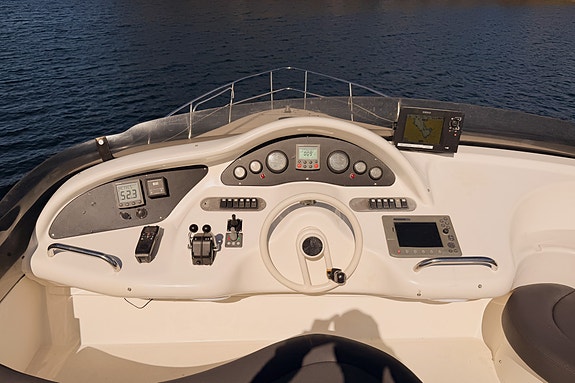 Azimut 46 - 3 kabiner, 2 bad, generator, autopilot, 16" kartplotter, passarelle 12 of 30