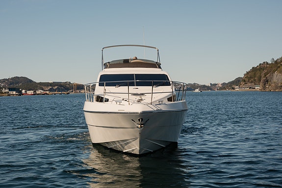 Azimut 46 - 3 kabiner, 2 bad, generator, autopilot, 16" kartplotter, passarelle 7 of 30