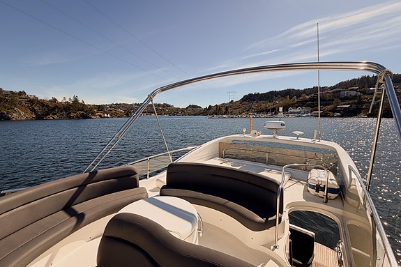 Azimut 46 - 3 kabiner, 2 bad, generator, autopilot, 16" kartplotter, passarelle 8 of 30