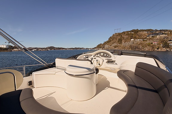 Azimut 46 - 3 kabiner, 2 bad, generator, autopilot, 16" kartplotter, passarelle 11 of 30