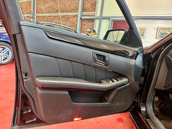 Mercedes-Benz E250 11 of 30