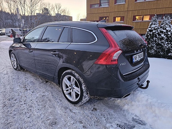 Volvo V60 2 of 5