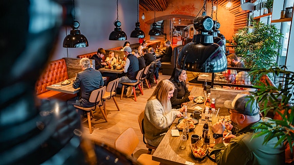 Vi opplever stor pågang i restauranten selv etter år 14 med drift. Vi utvider derfor i september med større kjøkken, bedre fasiliteter i oppvasken og større restaurant ut mot gågata.