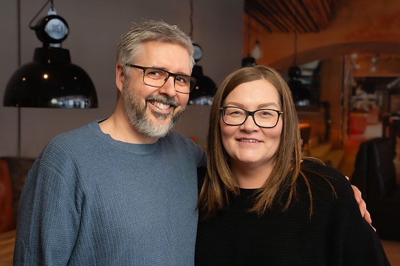 Kenneth Svendsen og kona Wenche startet UNO Cafè i 2012. Flere ansatte har vært med helt siden starten.