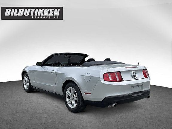 Ford Mustang 3 of 5