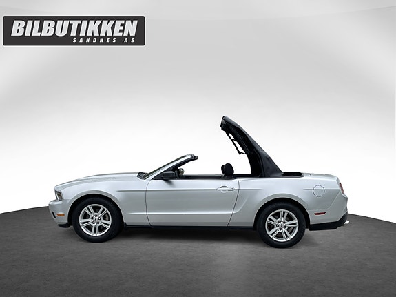 Ford Mustang 4 of 5