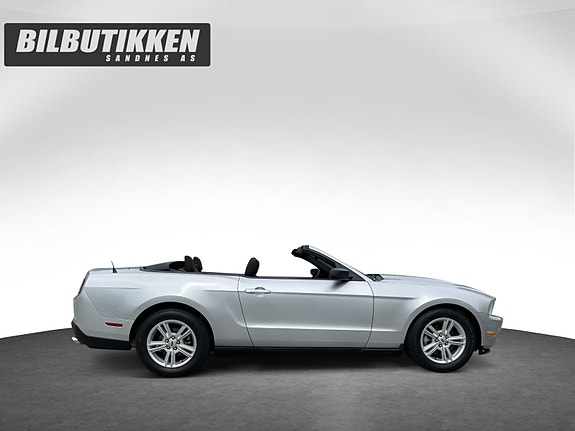 Ford Mustang 2 of 5
