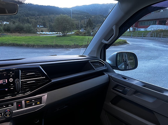 Volkswagen Caravelle 25 of 30