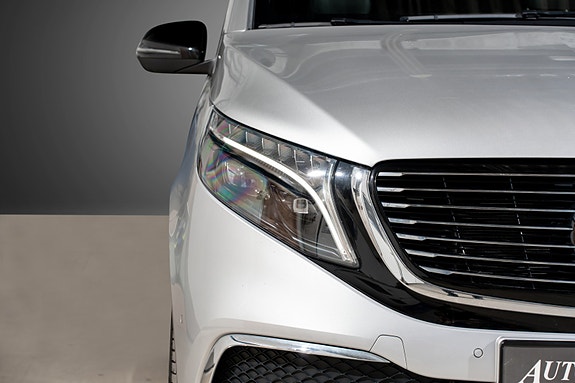 Mercedes-Benz EQV300 4 of 5