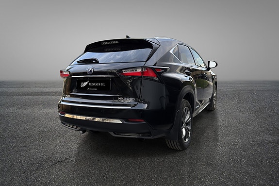 Lexus NX300h 4 of 5
