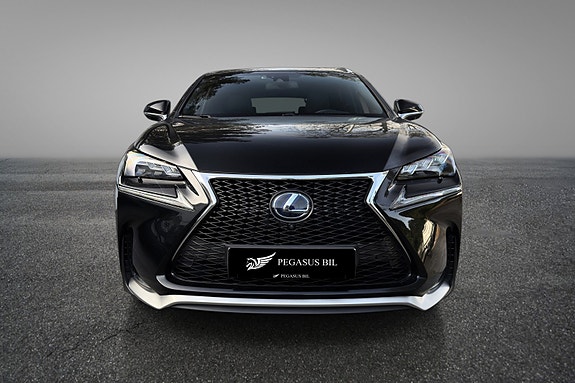 Lexus NX300h 2 of 5