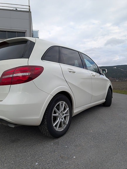 Mercedes-Benz B250 3 of 5
