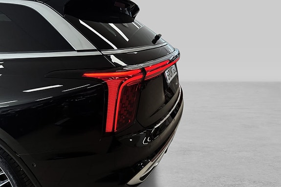 Veldig flott bilde av bak partiet , der du ser hvor flotte lyktene blir