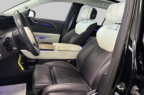 Her ser du vinkelen inn ved fører sete av de gode kaptein setene med massasje og venti