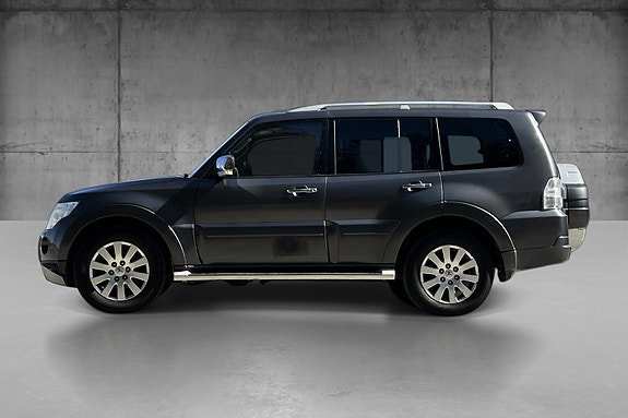 Mitsubishi Pajero 4 of 5