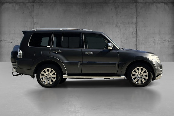 Mitsubishi Pajero 3 of 5