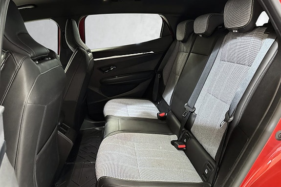 Bakseter med god plass og sikkerhetsmaler, inkludert ISOFIX-fester.