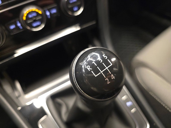Volkswagen Golf VII 27 of 30