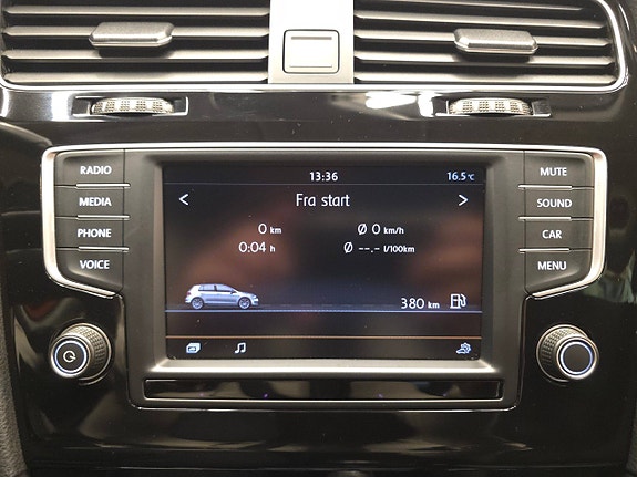 Volkswagen Golf VII 21 of 30